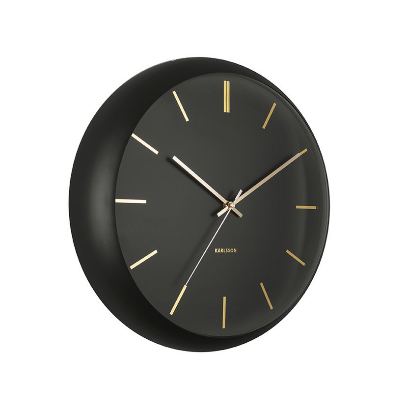 Schräger Blick auf die Karlsson Globe Wanduhr mit Glaskuppel und edlem Zifferblatt