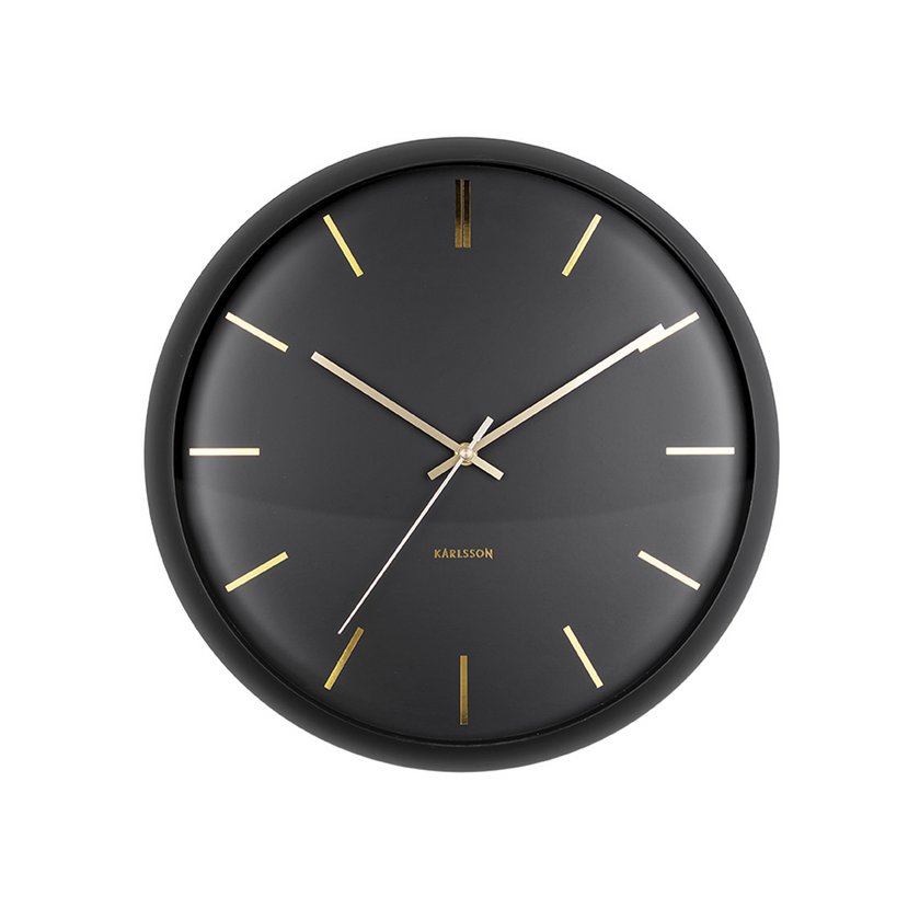 Frontansicht der schwarzen Globe Wanduhr von Karlsson mit goldenen Details