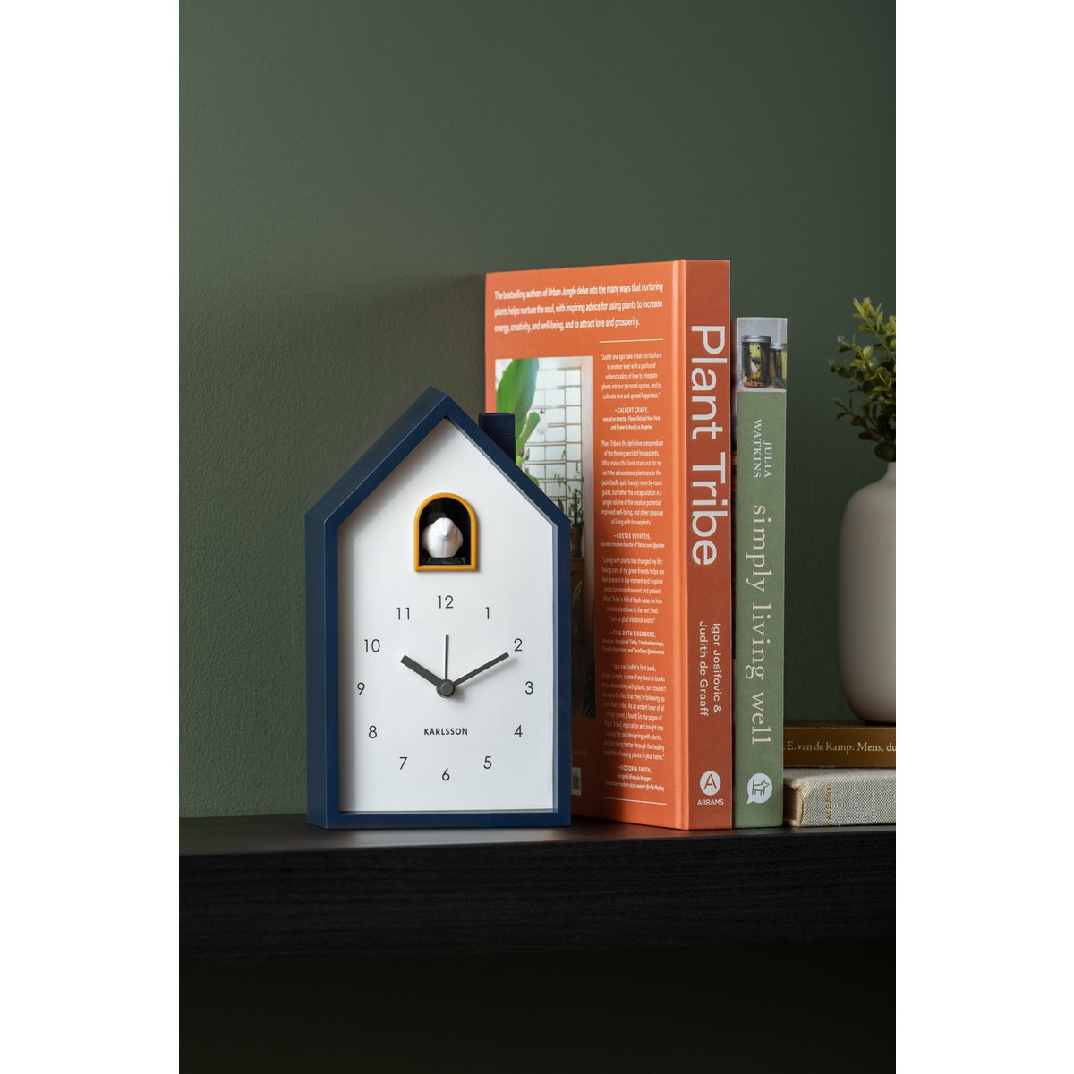 Moderne Kuckucksuhr Blau von Karlsson im Wohnzimmer