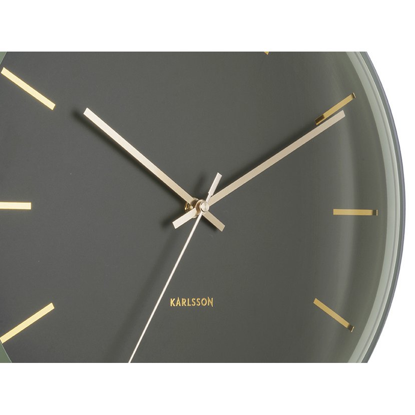 Detailansicht Karlsson Wanduhr Globus grün Ziffernblatt