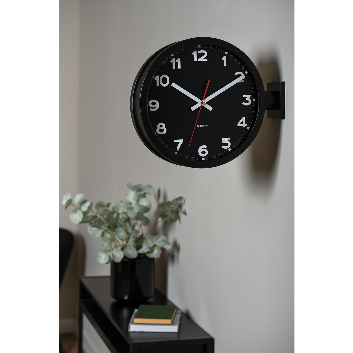 Karlsson Wanduhr New Classic doppelseitig Schwarz im modernen Interieur