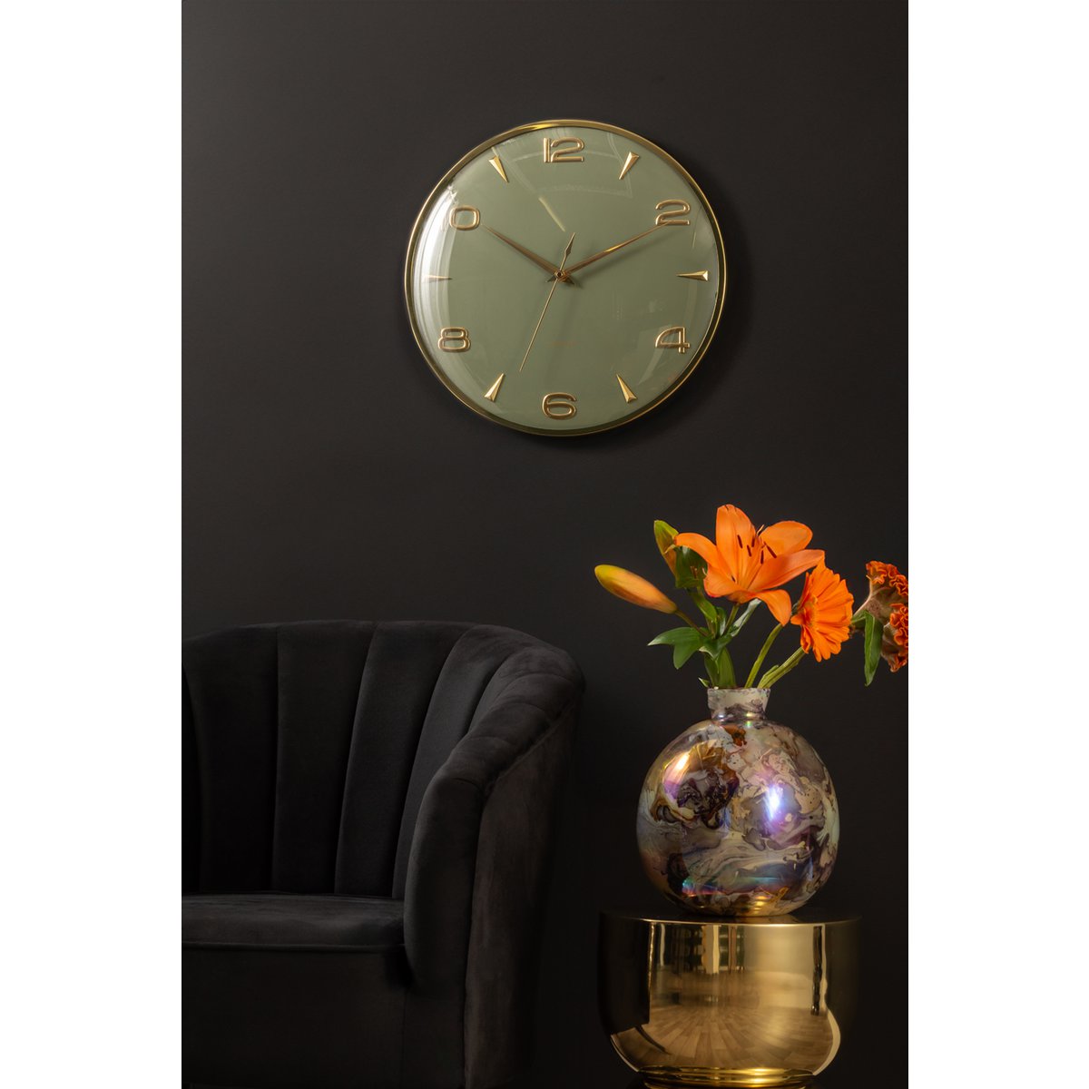 Karlsson Wanduhr Sienna Glow stilvoll im Wohnzimmer