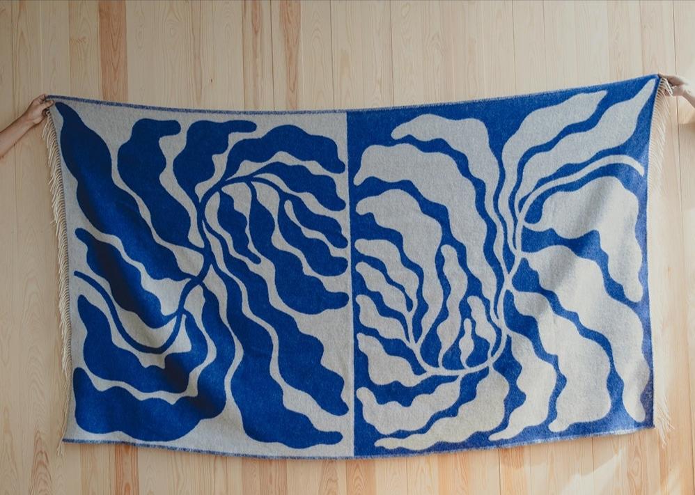 Große Wolldecke Blue Leaves 130 x 220 cm