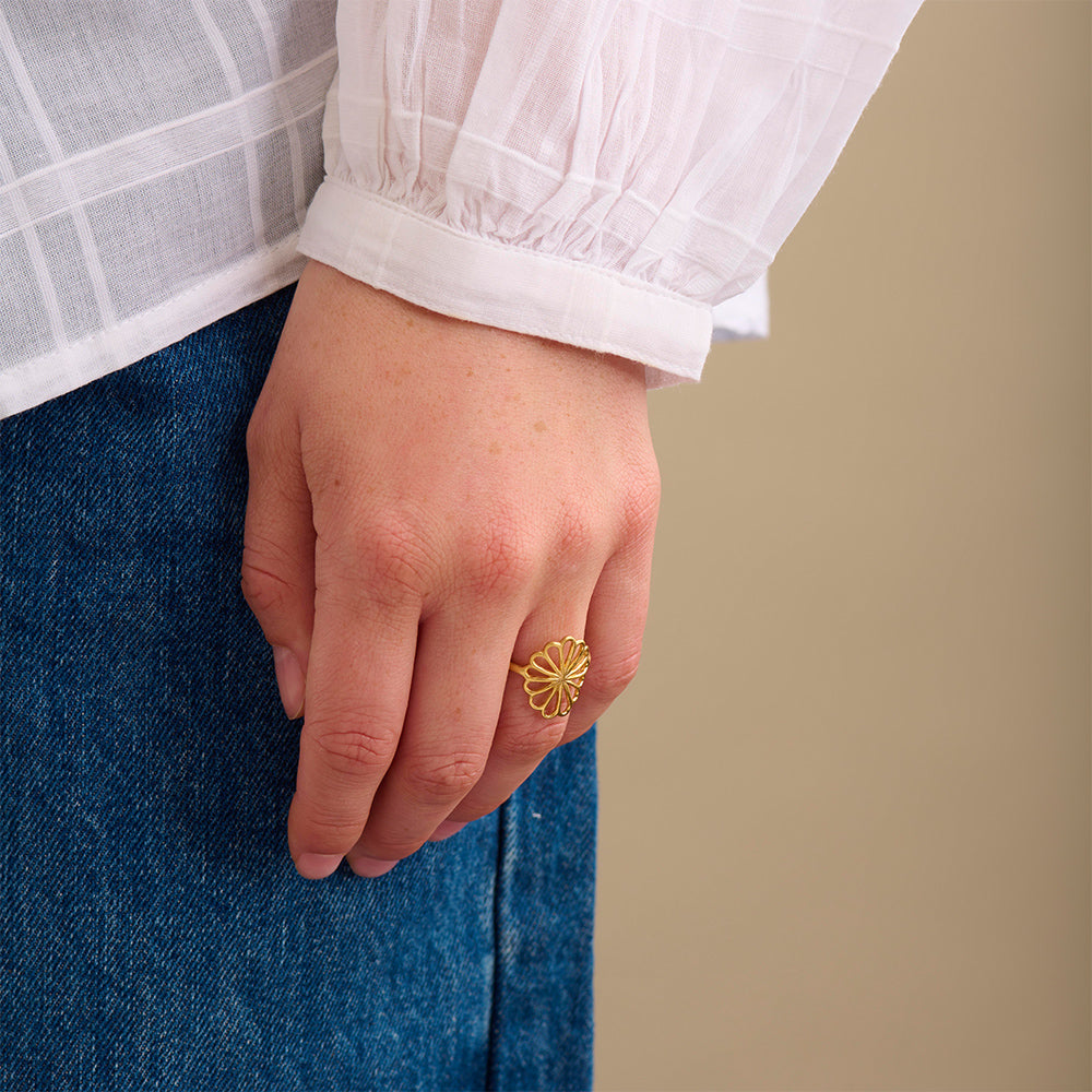 Model mit Small Bellis Ring in Gold von Pernille Corydon, zarter Ring aus recyceltem Silber