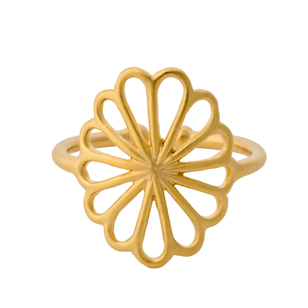Goldener Small Bellis Ring von Pernille Corydon in Frontansicht, filigranes Blumendesign aus recyceltem Silber