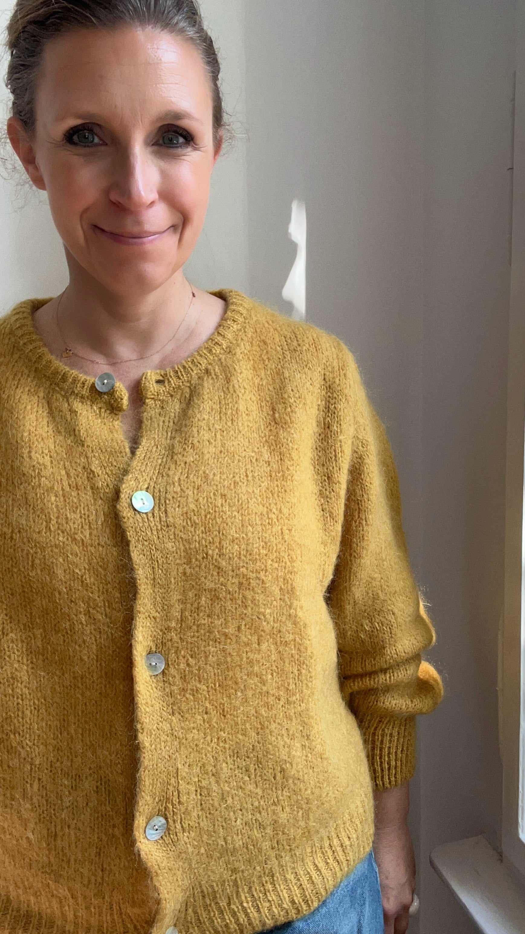 Strickjacke Cardigan Senfgelb – Vorderansicht Schrägaufnahme