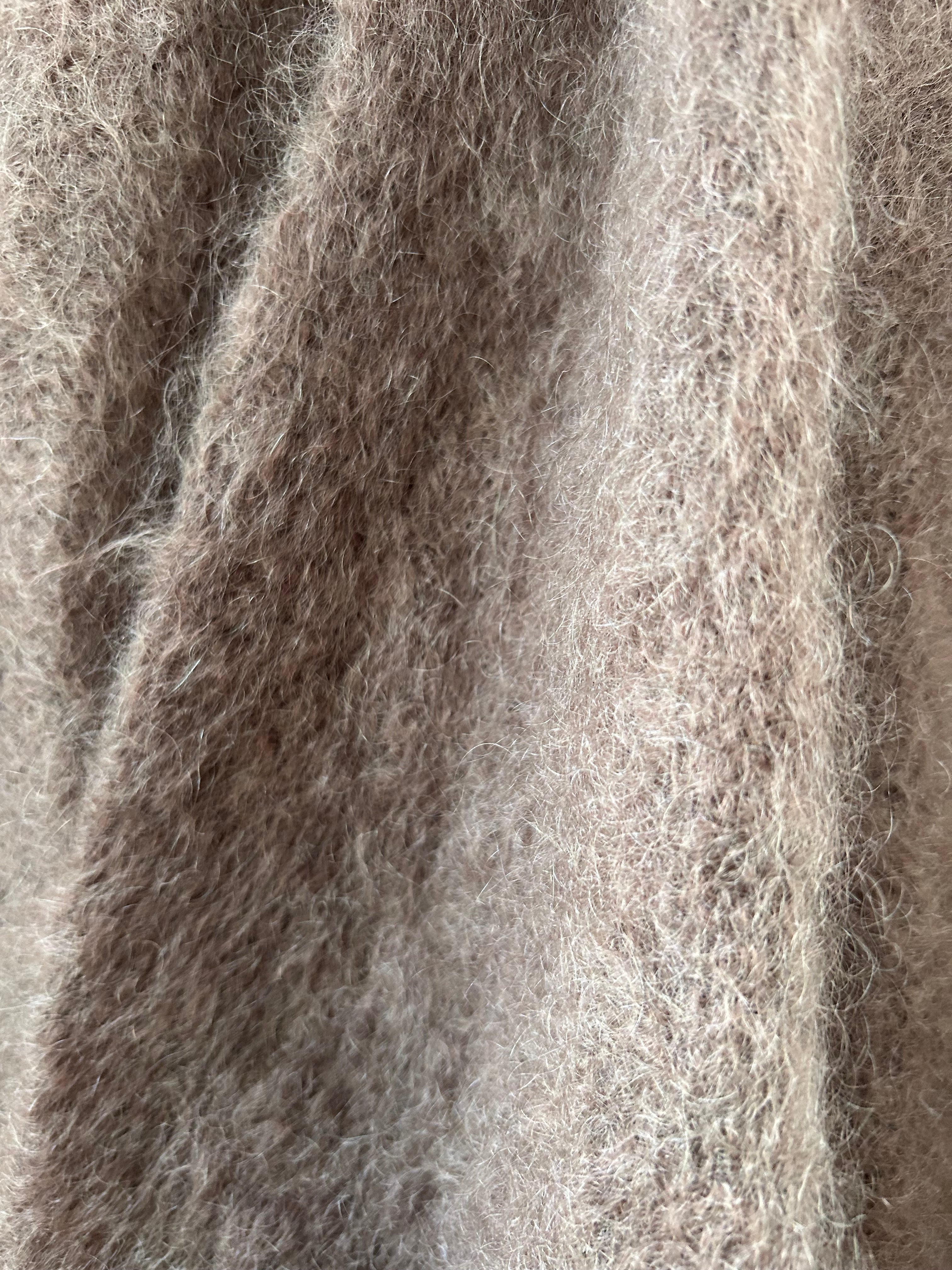 Nahaufnahme der Strickjacke aus Mohair in Braun und weiche Strickstruktur