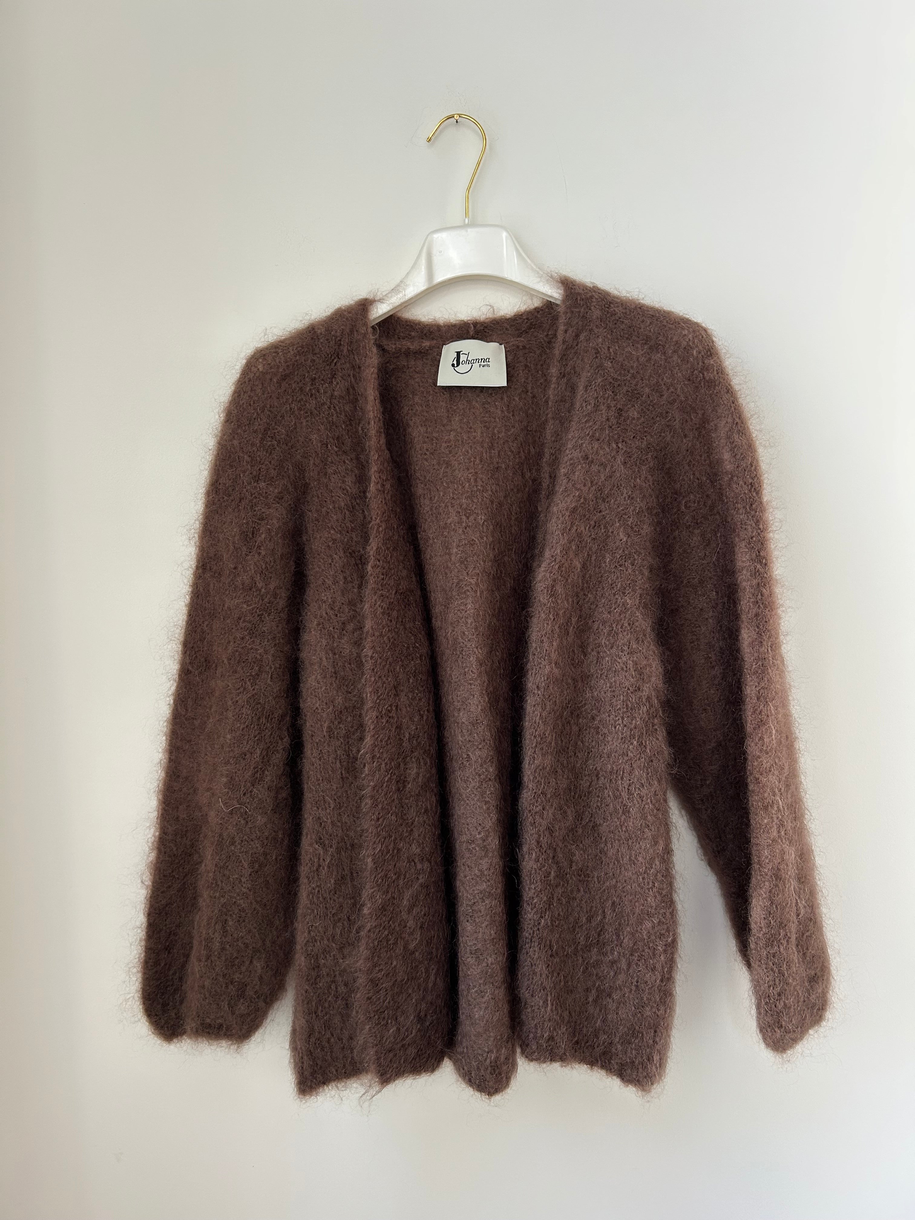 Damen Strickjacke aus Mohair in Braun von Johanna Paris, voluminöser Schnitt, Frontansicht