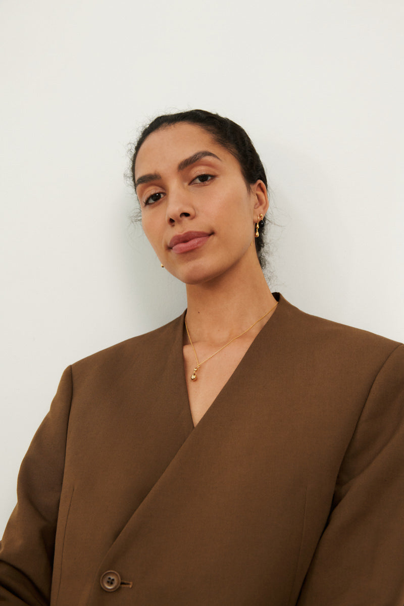 Model mit Rain Ohrringen aus vergoldetem, recyceltem Silber – eleganter Statement-Schmuck am Ohr