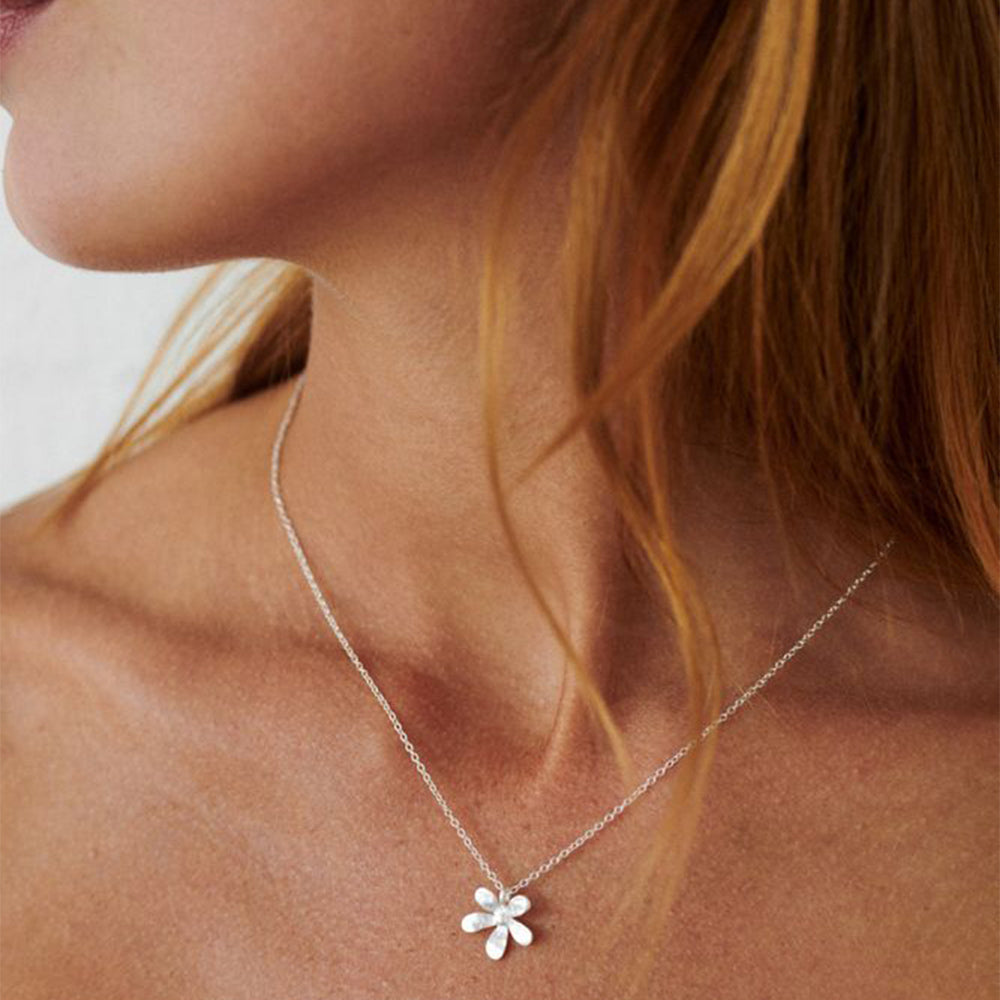 Wild Poppy Halskette aus recyceltem Silber, Detailansicht, filigranes Mohnblüten-Motiv, nachhaltiger Schmuck