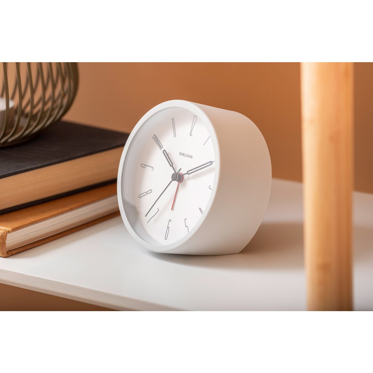 Wecker Belle Numbers im Interieur auf einem Nachttisch platziert