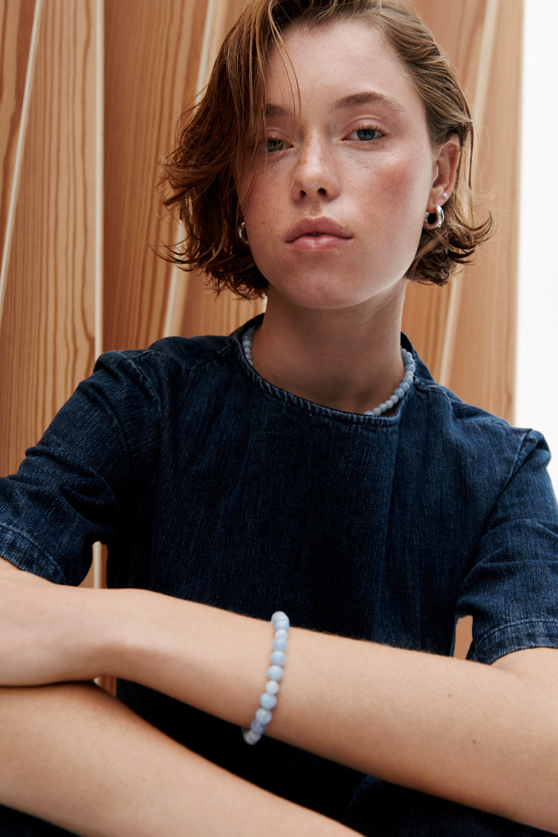 Getragenes Blue Sky Armband aus vergoldetem Silber mit blauen Achatsteinen, Design von Pernille Corydon