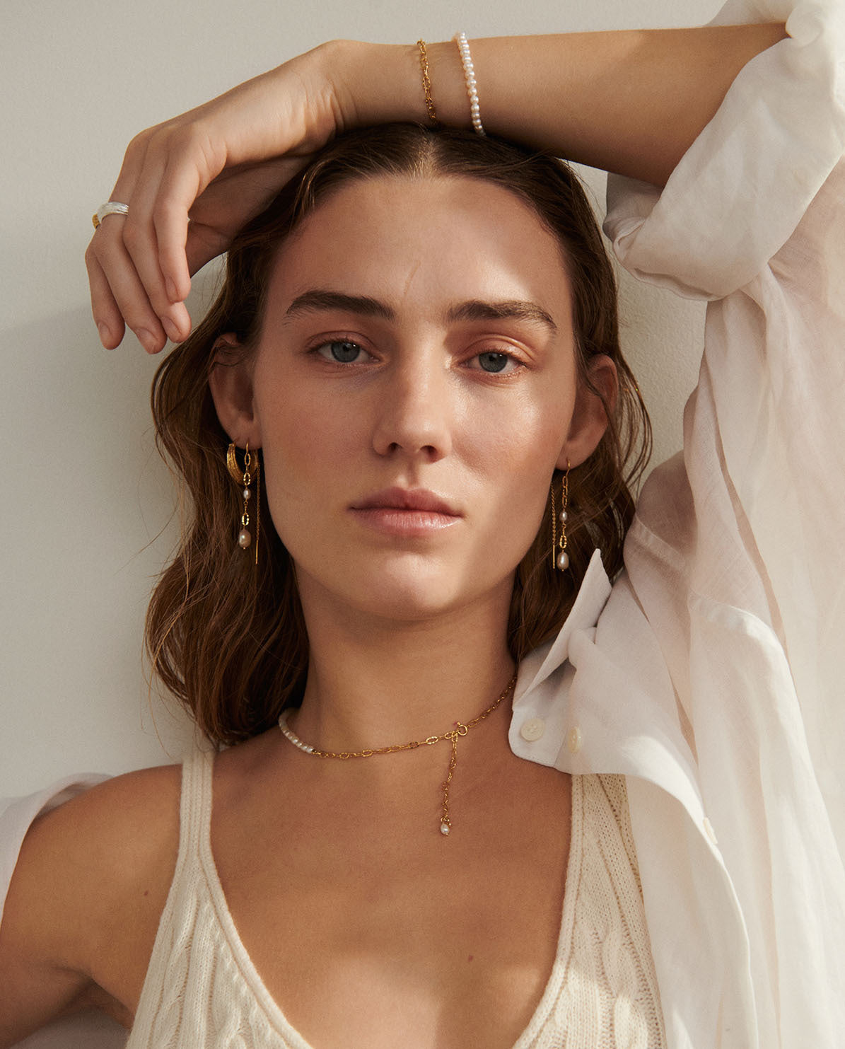 Detailaufnahme der Coastline Ohrringe von Pernille Corydon in Gold, handgefertigter Schmuck