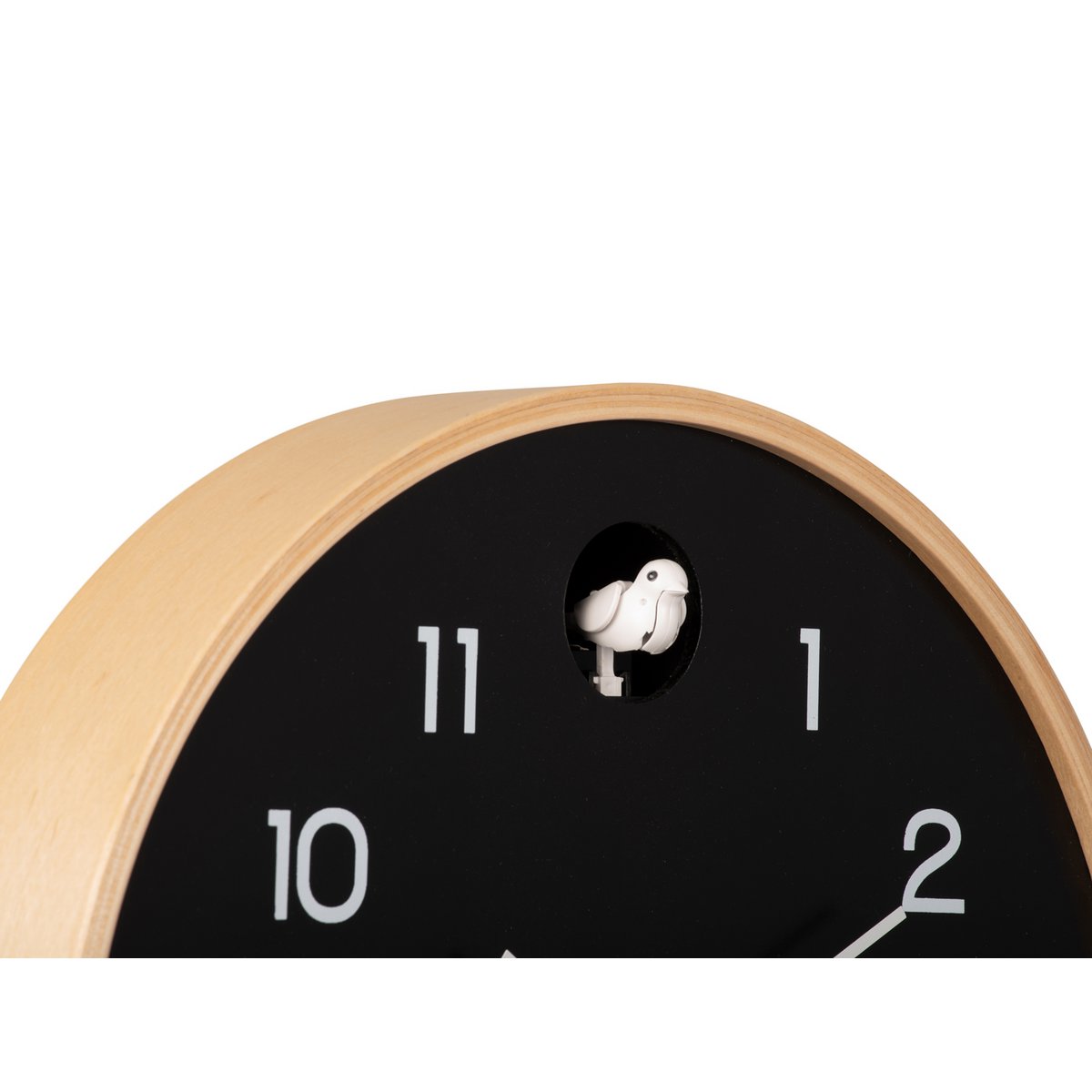 Detailaufnahme der Kuckuck-Öffnung der schwarzen Karlsson Kuckucksuhr