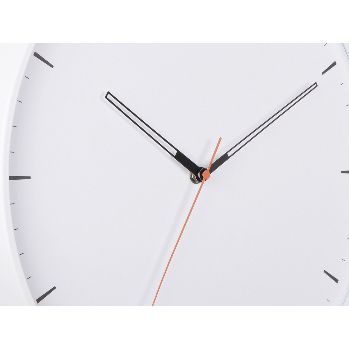 Detailaufnahme: Ziffernblatt und Zeiger der Wanduhr Calm in Weiß