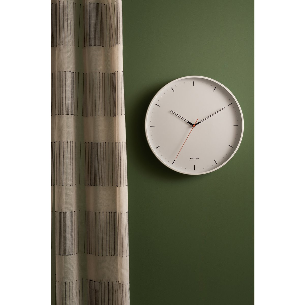 Wanduhr Calm im Wohnraum – stilvolles, modernes Interior-Design