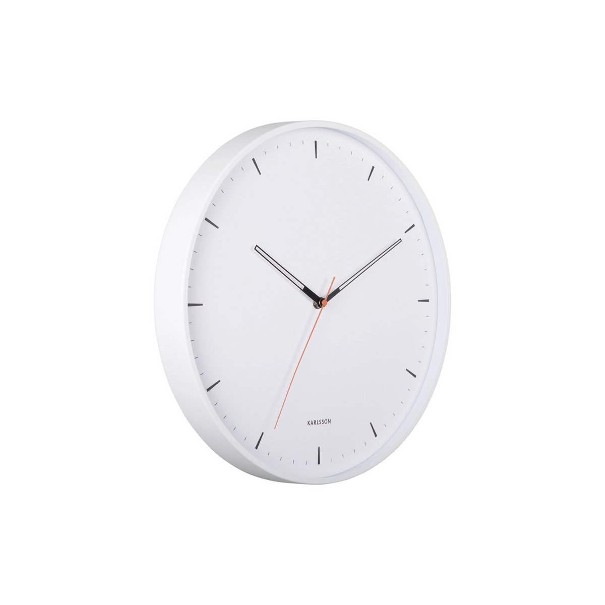 Schrägansicht der Wanduhr Calm von Karlsson – schlicht und elegant