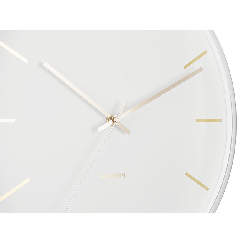 Detailaufnahme der Globe-Wanduhr – modernes Ziffernblatt & Struktur