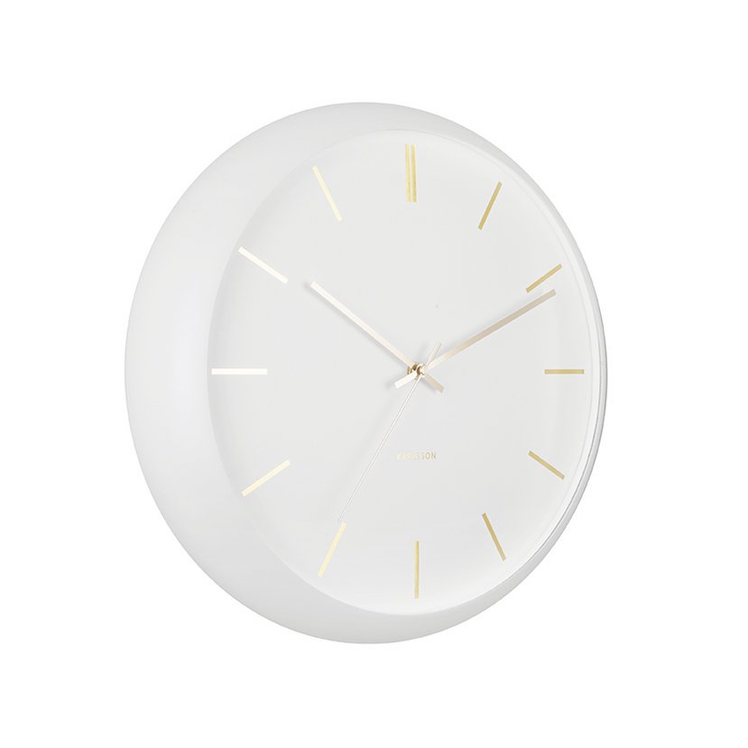 Schrägansicht der Wanduhr Globe von Karlsson – dezentes Design