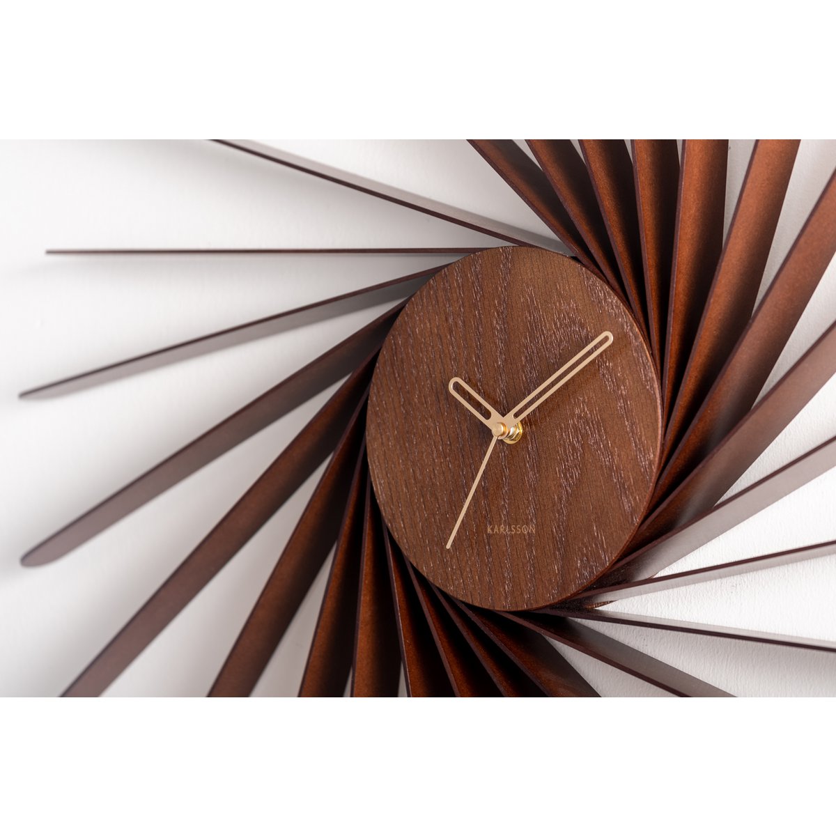 Detailaufnahme Karlsson Wanduhr Helix XL – edles Holzfurnier