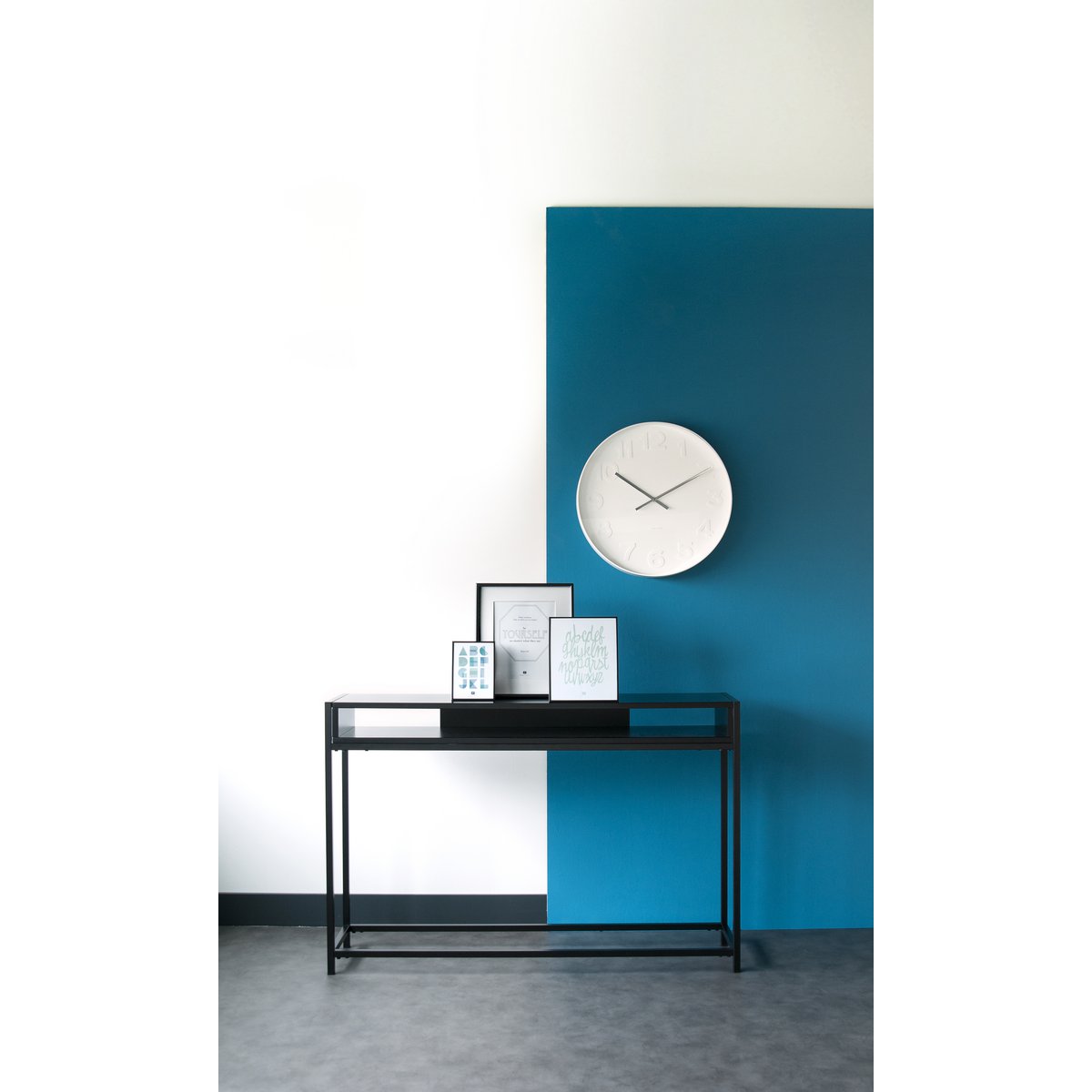 Karlsson Wanduhr in Weiß – stilvoll ins Interior integriert