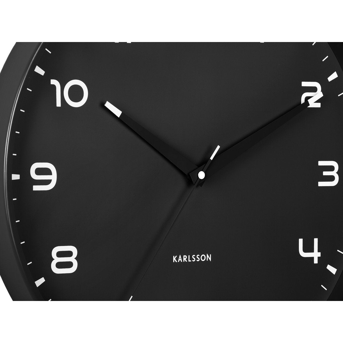 Detailansicht der filigranen Zeiger auf der Karlsson Uhr Stolz