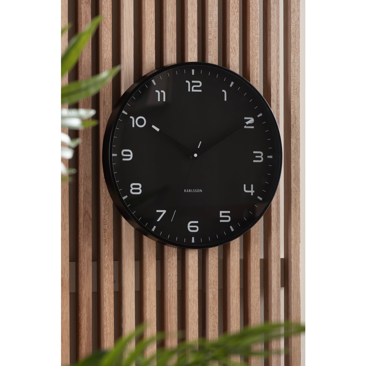 Minimalistische Karlsson Wanduhr Stolz im modernen Wohnraum