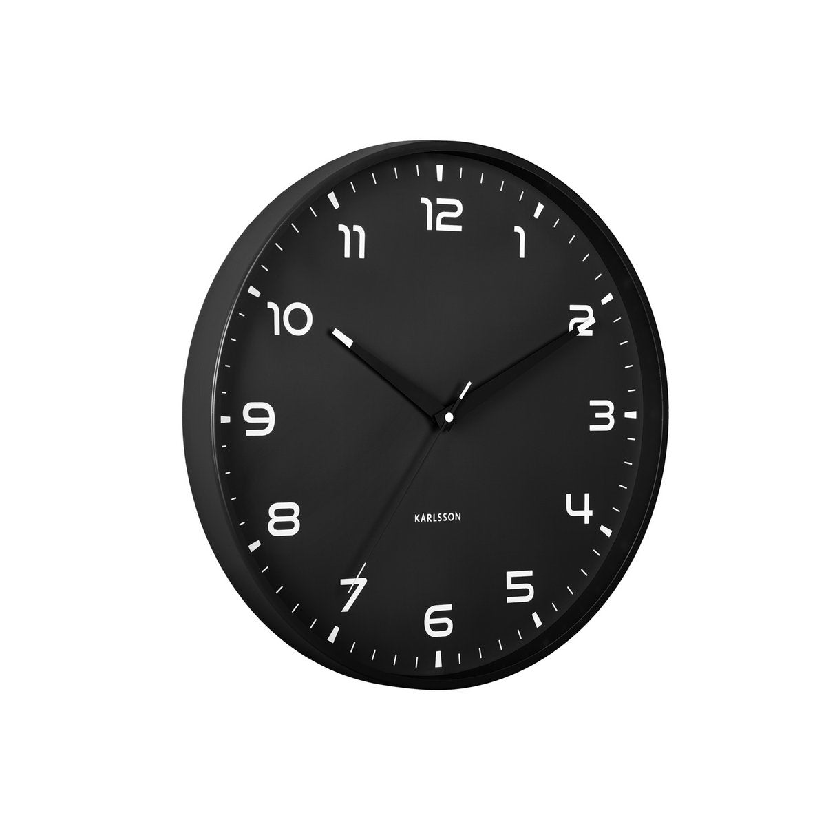 Karlsson Wanduhr Stolz in Schwarz – Schrägansicht mit Aluminiumrahmen