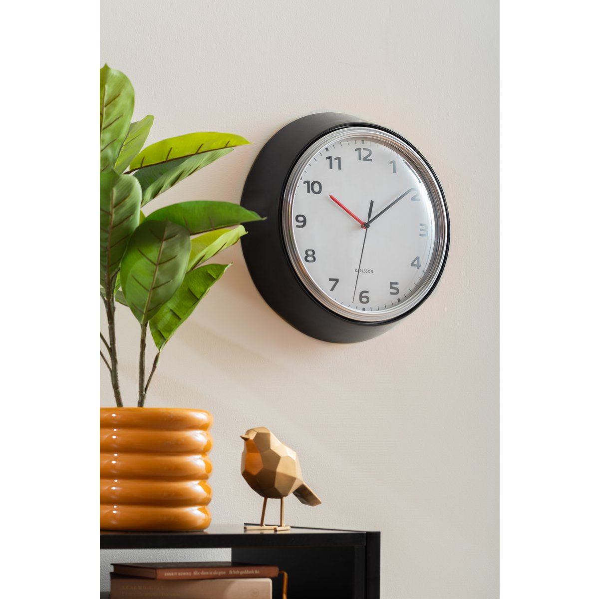 Karlsson Modern Retro Wanduhr im Wohnzimmer – stilvoll in Szene gesetzt