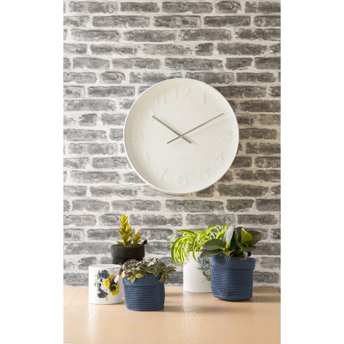 Wanduhr Mr. White Zahlen von Karlsson – stilvoll im Wohnzimmer platziert