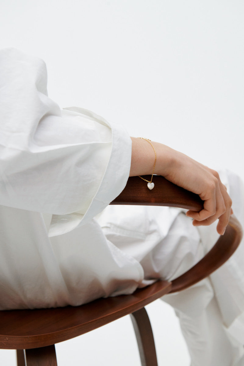 Frontansicht des Ocean Heart Armbands mit Perlmutt-Herz von Pernille Corydon