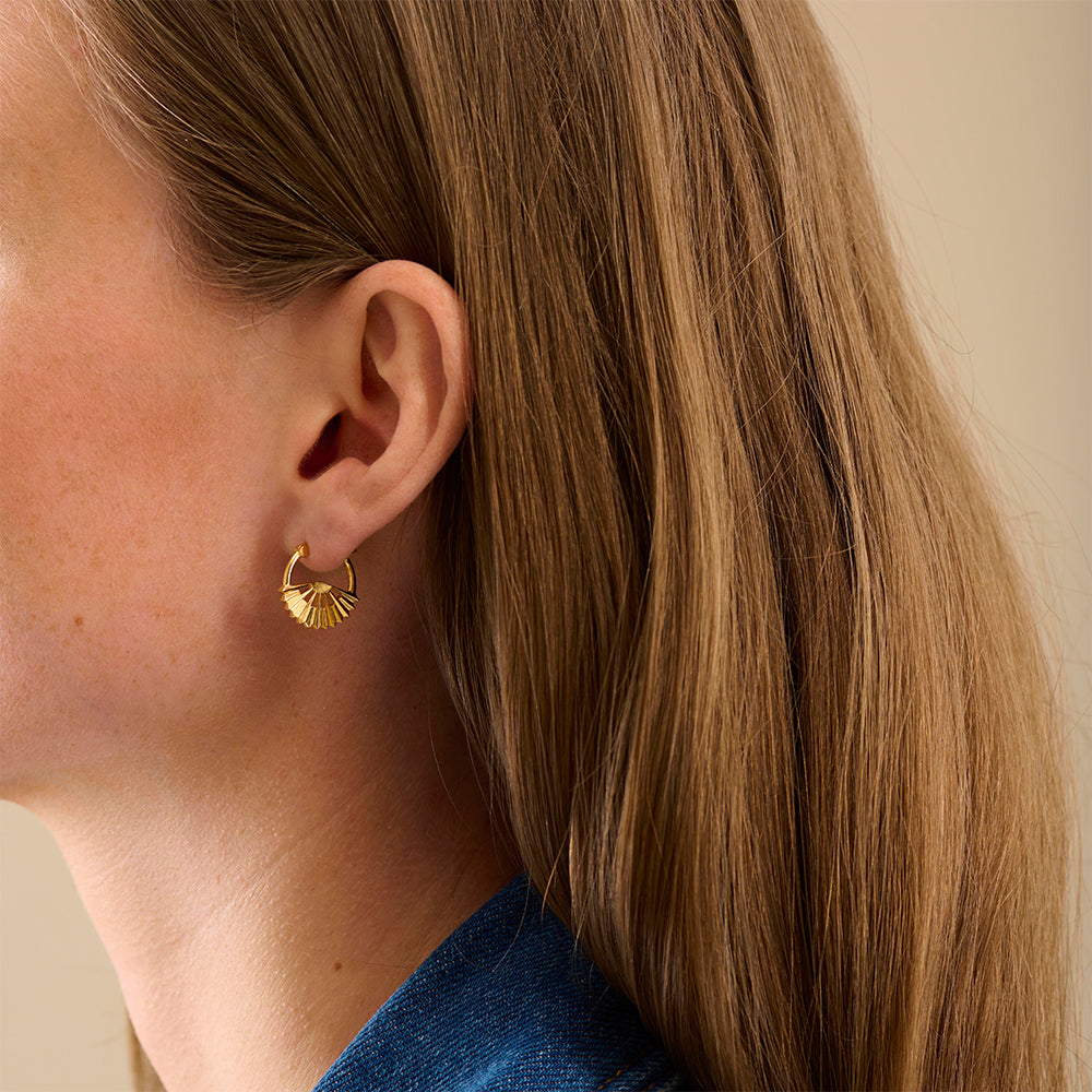 Model trägt Ocean Treasure Ohrstecker – femininer Perlenschmuck von Pernille Corydon
