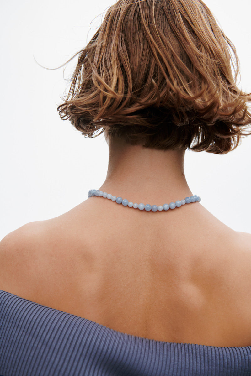 Model trägt Blue Sky Halskette Silber mit blauen Achatsteinen von Pernille Corydon
