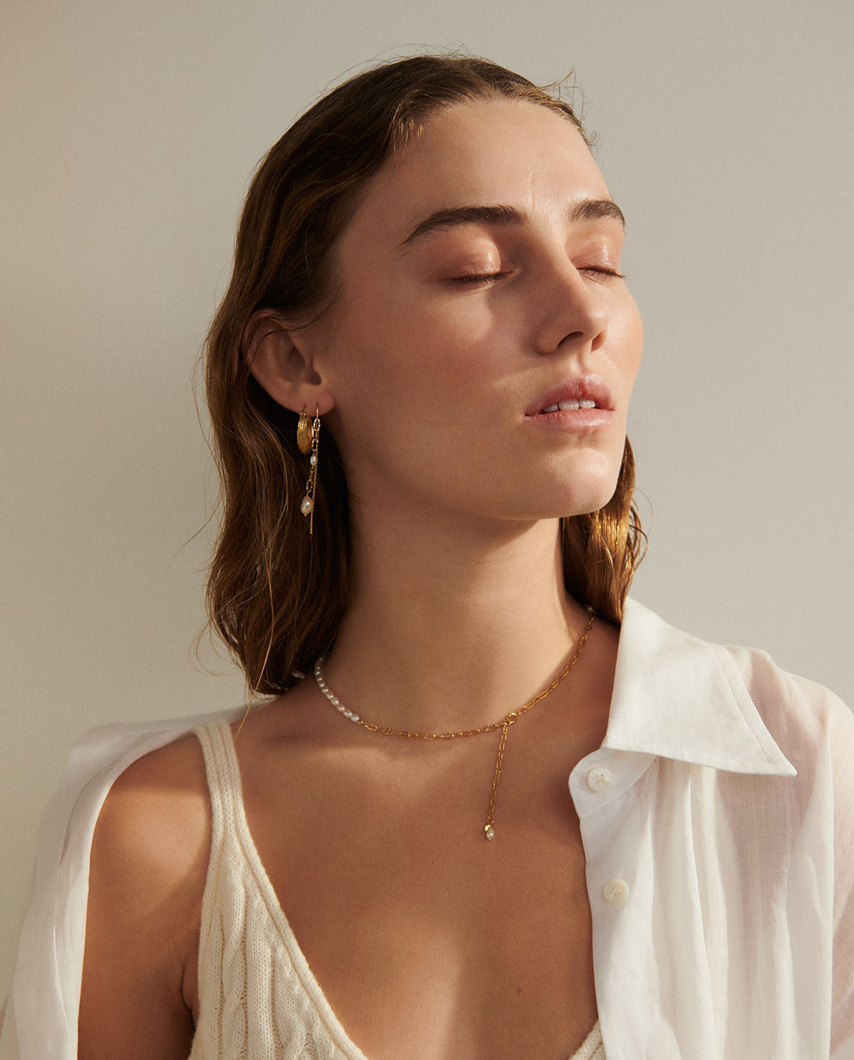 Coastline Ohrringe gold im stilvollen Interior, nachhaltiger Schmuck von Pernille