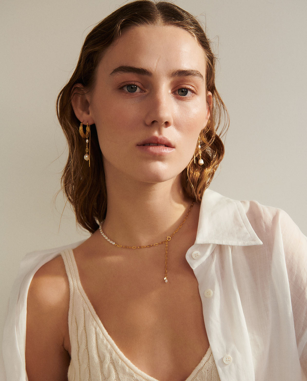 Model mit Coastline Ohrringen in Gold von Pernille Corydon, eleganter Damenschmuck
