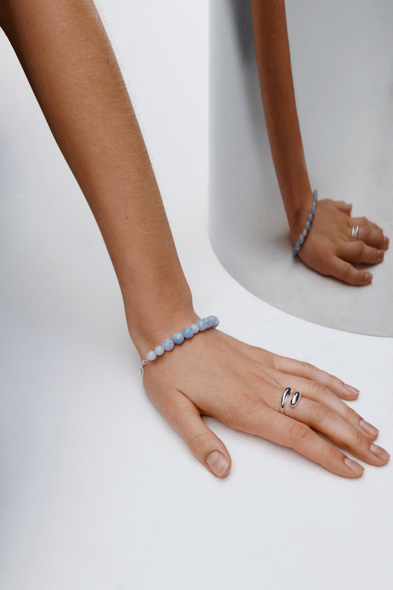 Vergoldetes Blue Sky Armband von Pernille Corydon mit Achatsteinen am Handgelenk eines Models
