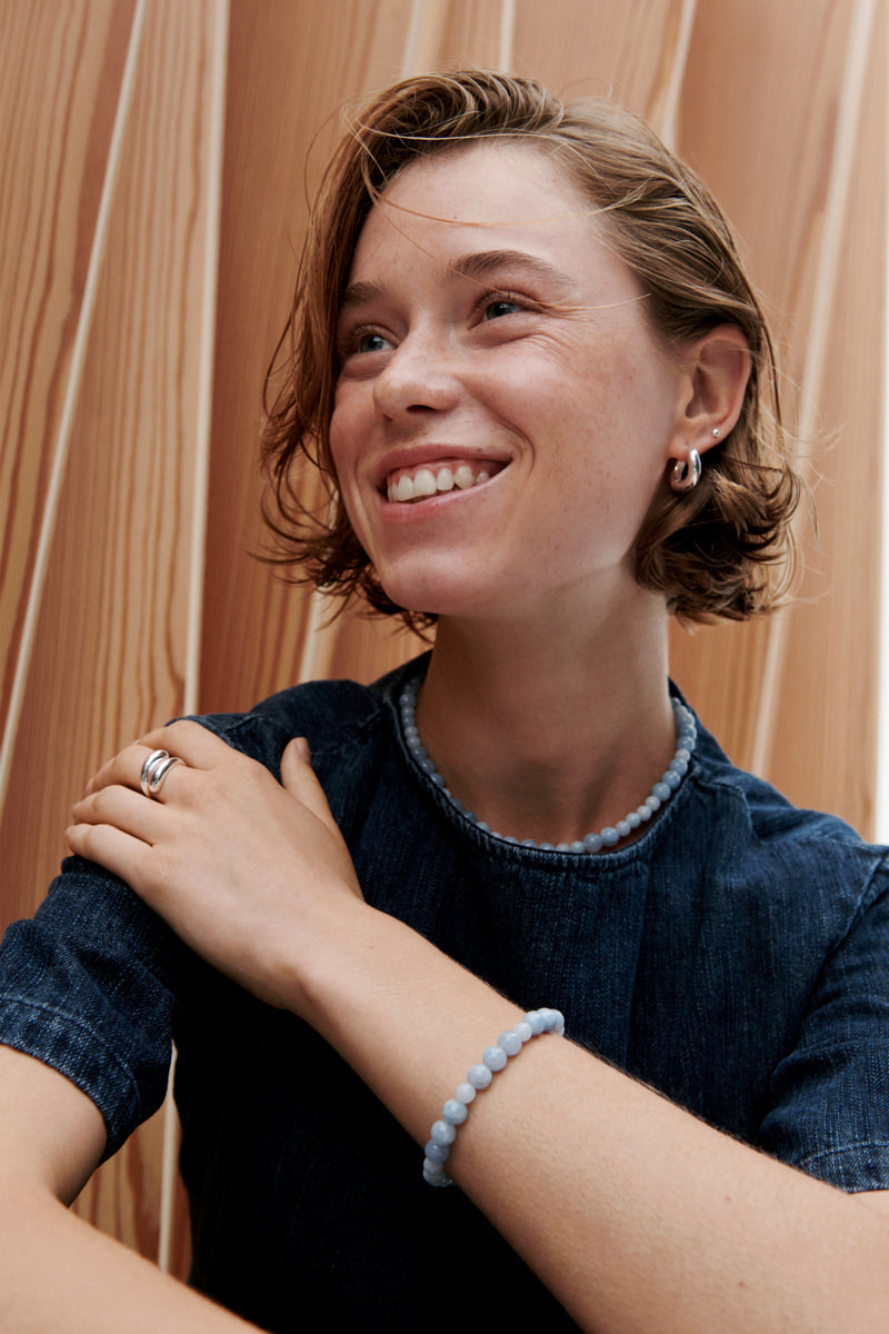 Model präsentiert filigranes Goldarmband Blue Sky von Pernille Corydon mit blauen Achatsteinen