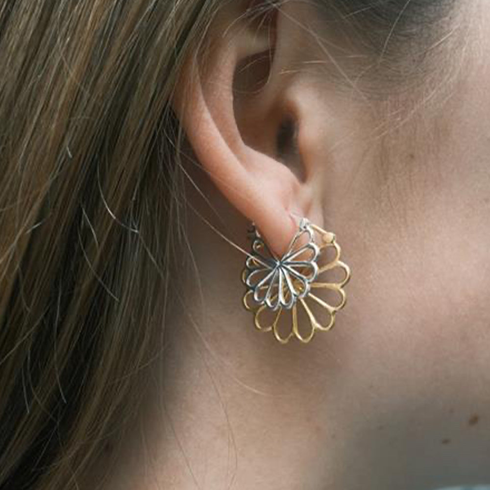 Model trägt Bellis Ohrringe in Gold und Silber von Pernille Corydon – stilvoller Mix aus filigranem, nachhaltigem Design