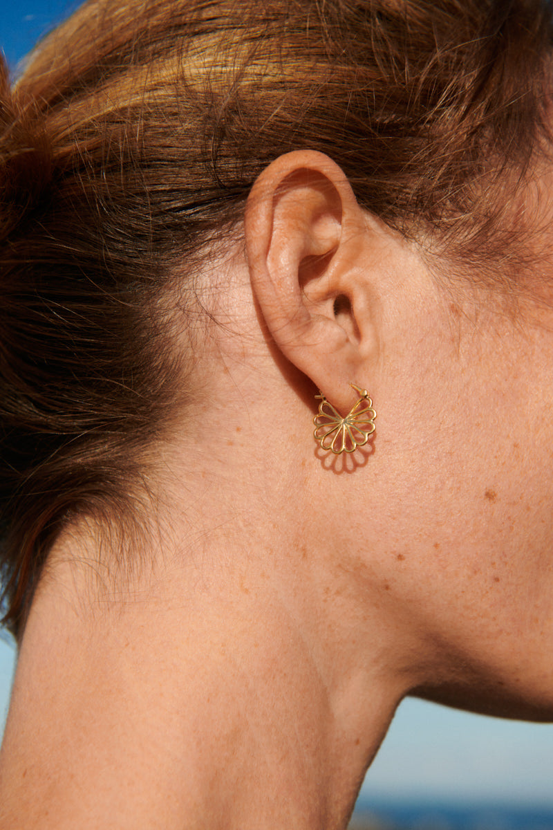 Detailaufnahme der Small Bellis Goldohrringe am Ohr – filigraner Look von Pernille Corydon