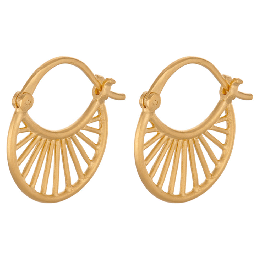 Goldene Daylight Ohrringe von Pernille Corydon – Frontansicht mit strahlenförmigem Design
