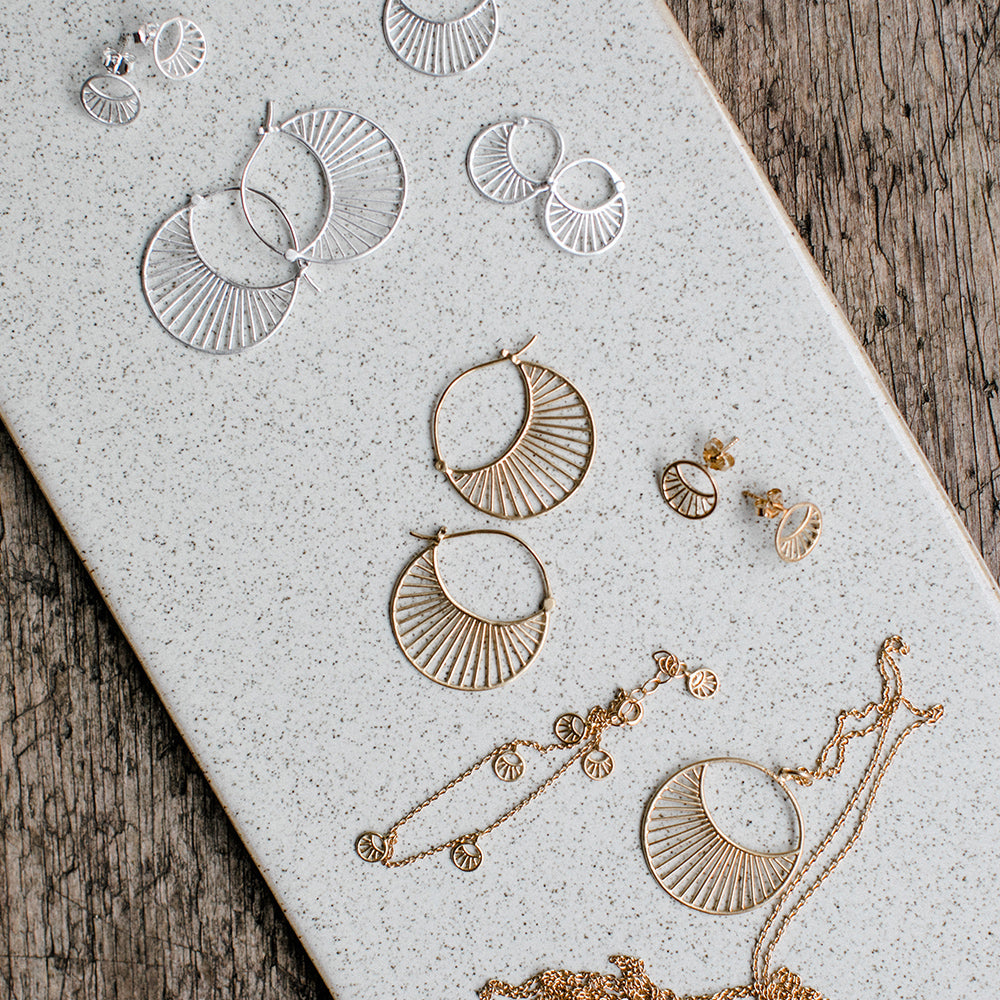 Small Daylight Ohrringe gold – stilvoll arrangiert im Interieur