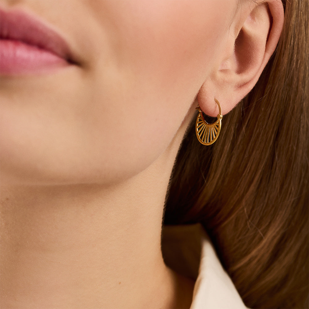 Model trägt goldene Small Daylight Ohrringe von Pernille Corydon – skandinavische Eleganz im Alltag