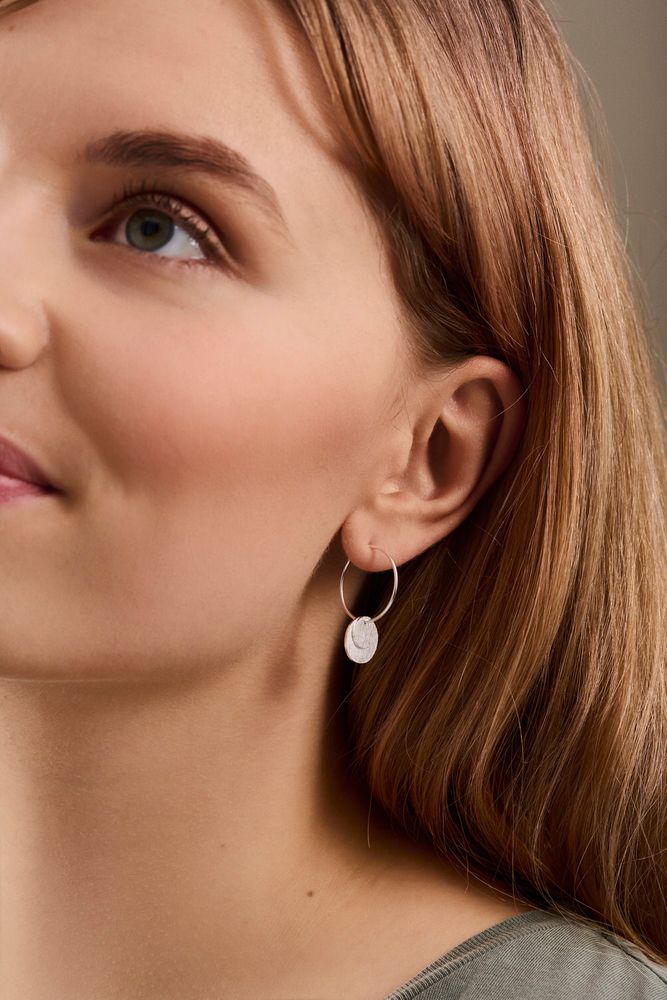 Model trägt Small Coin Ohrringe Gold von Pernille Corydon – minimalistischer Schmuck