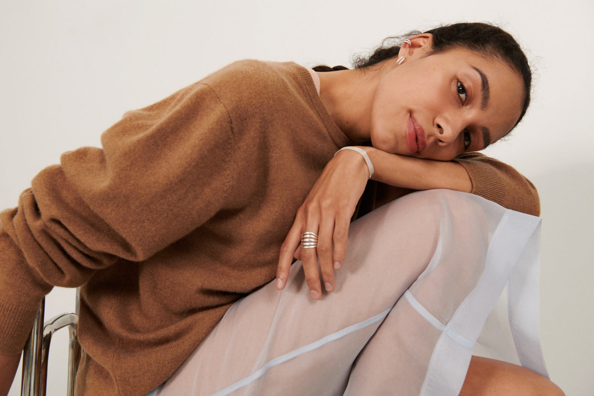 Model trägt Armband Eloise Silber von Pernille Corydon am Handgelenk