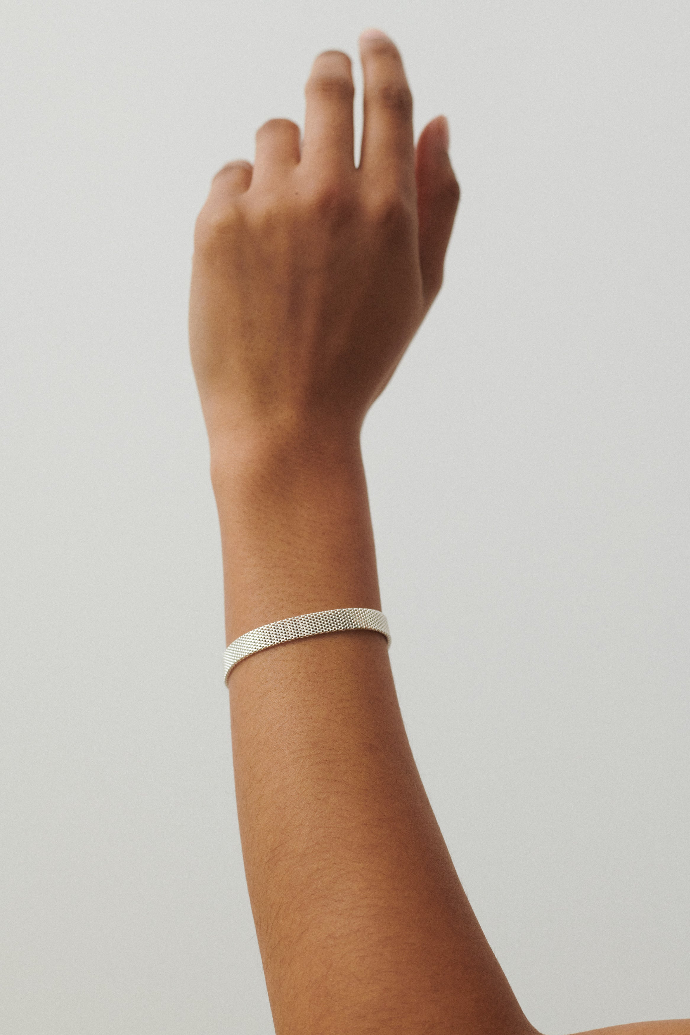 Armband Eloise Silber dekorativ im Interior präsentiert
