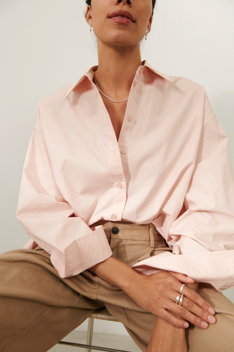 Model trägt Rain Ohrringe Silber von Pernille Corydon – eleganter Schmuck