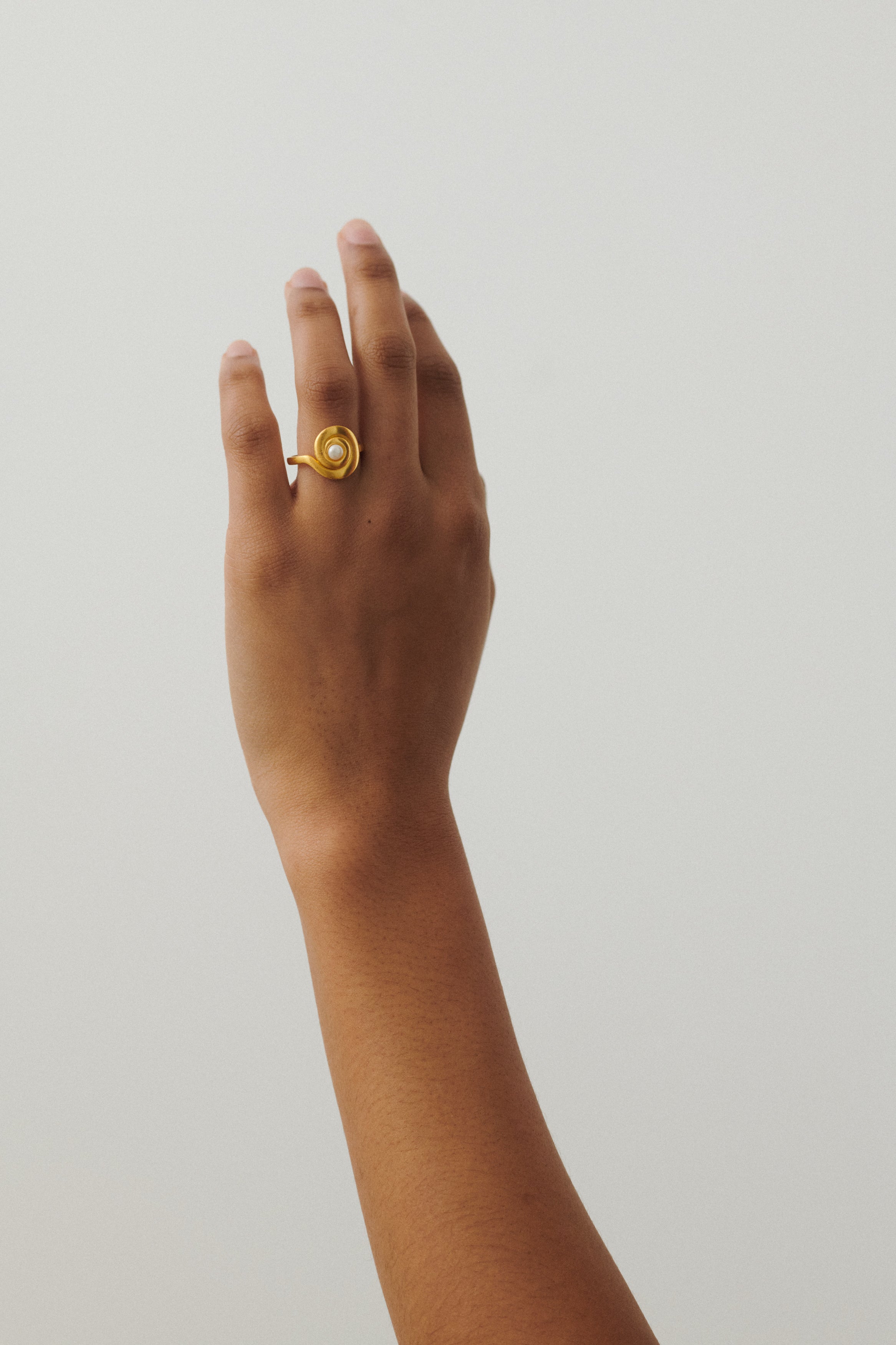 Shell Flower Ring Gold mit Süßwasserperle am Finger getragen