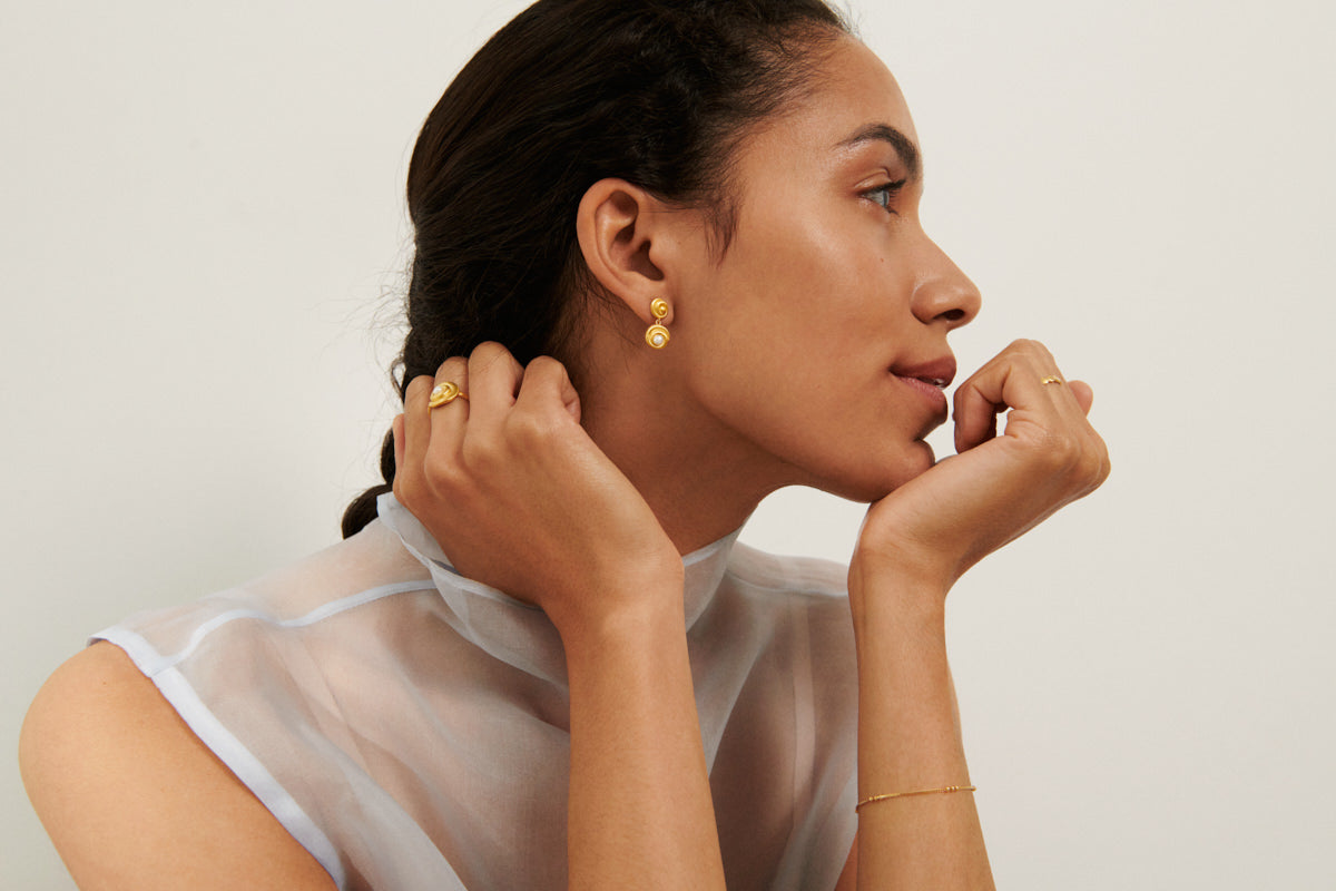 Model trägt den Shell Flower Ring Gold mit Perle von Pernille Corydon