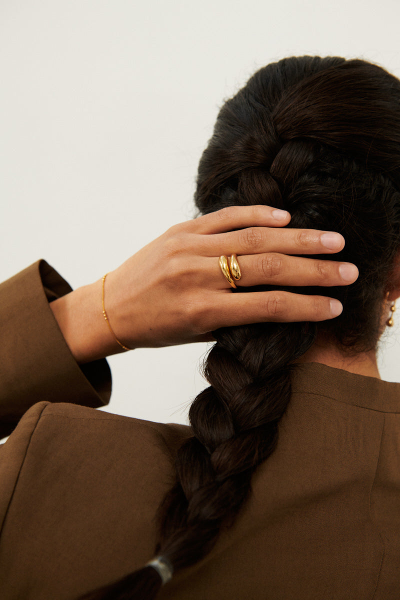 Nahaufnahme: Rain Ring in Gold am Finger – skandinavisches Design von Pernille Corydon
