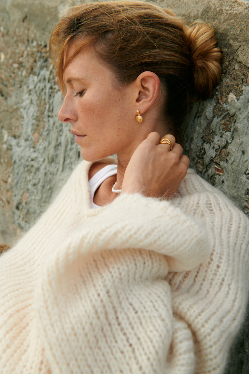 Goldener Ring Flowing Dreams – modernes Schmuckstatement
